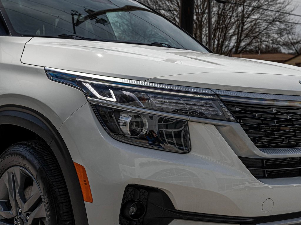 Vehicle image 37 of 40