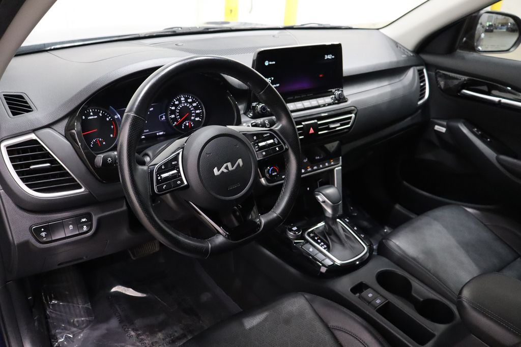 Vehicle image 18 of 44