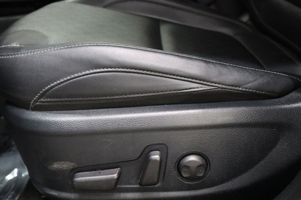 Vehicle image 16 of 44