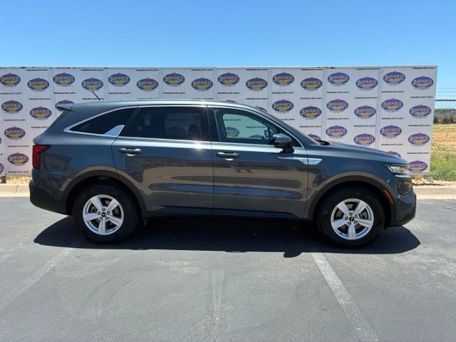 2022 Kia Sorento LX Image 3 of 18