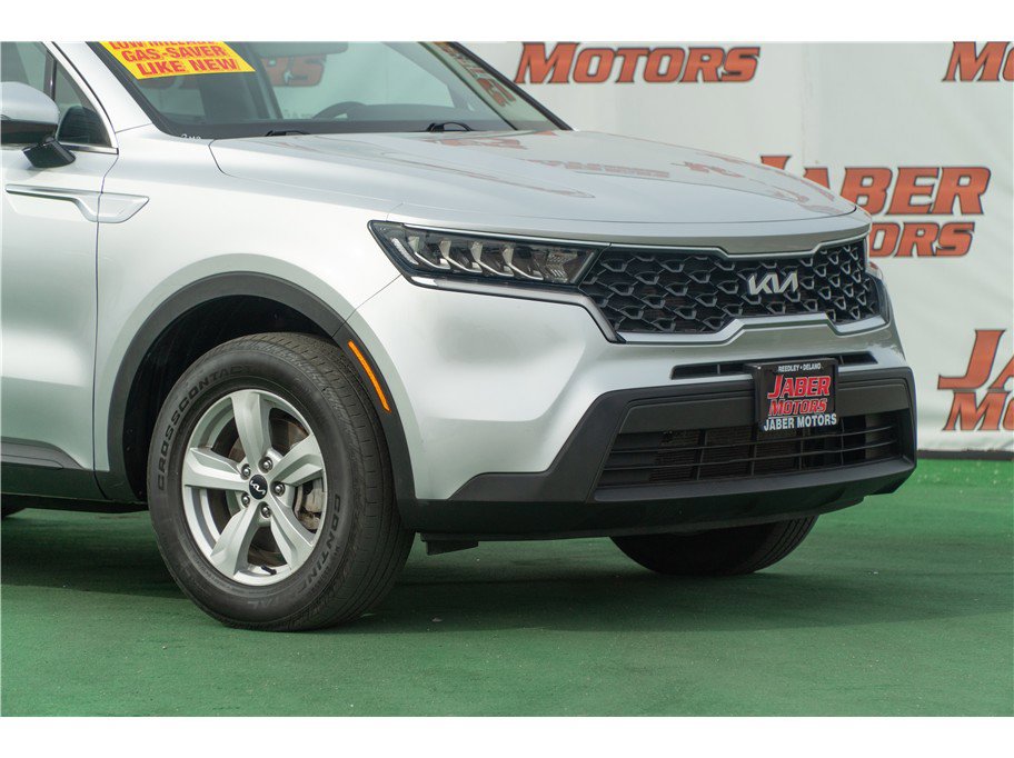 2022 Kia Sorento LX Image 2 of 36