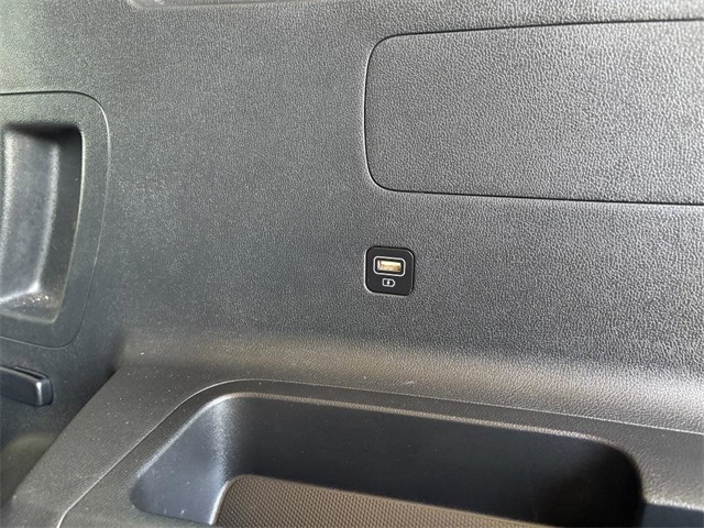 Vehicle image 32 of 44