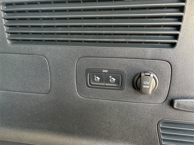 Vehicle image 33 of 44