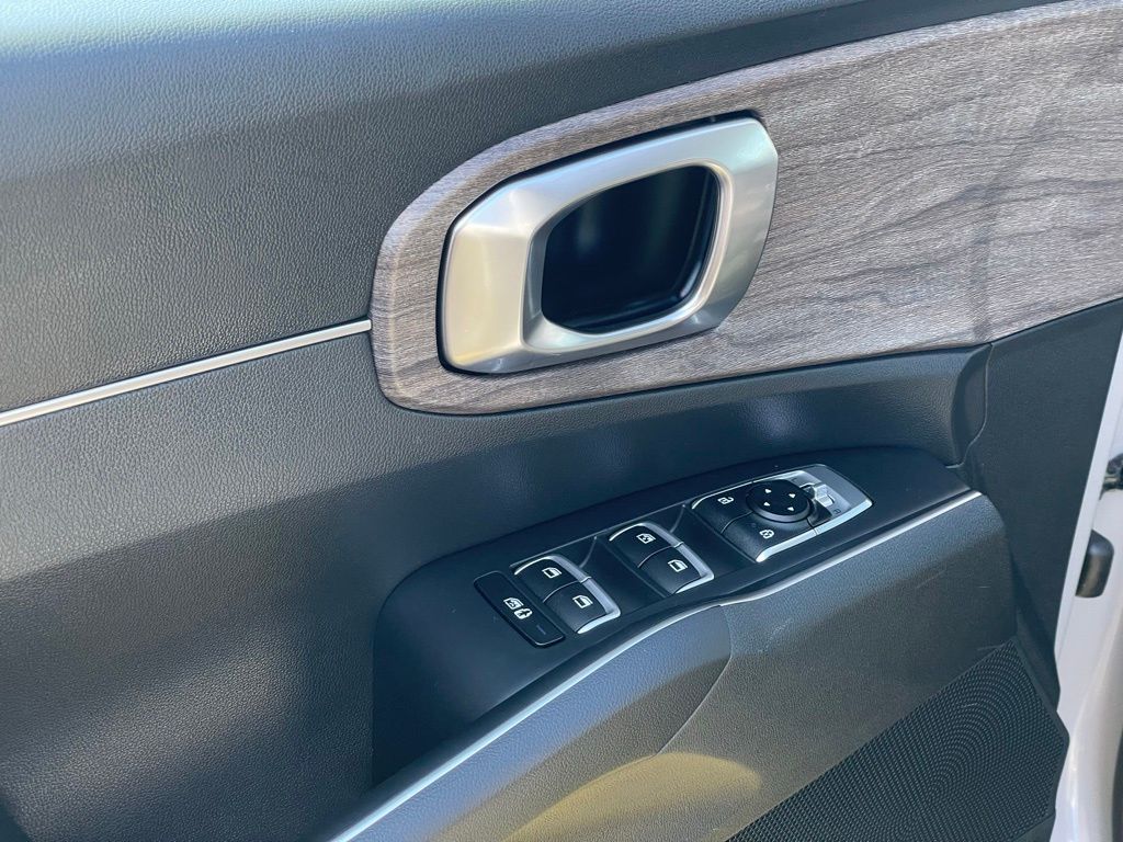 Vehicle image 11 of 34