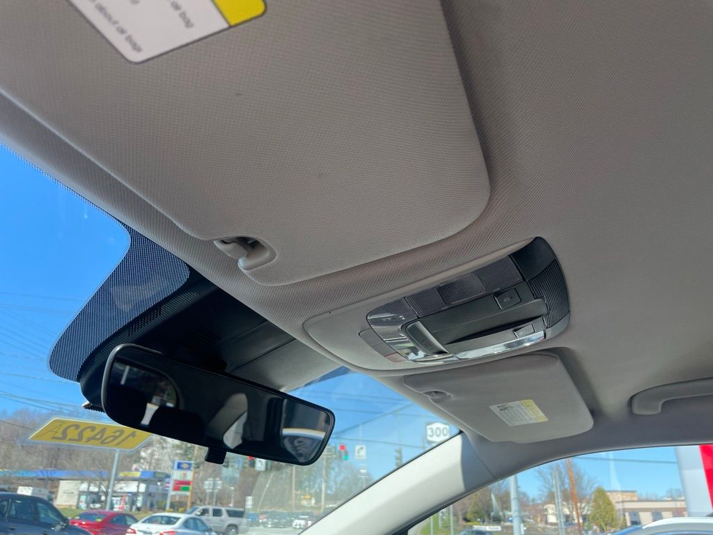 Vehicle image 25 of 34