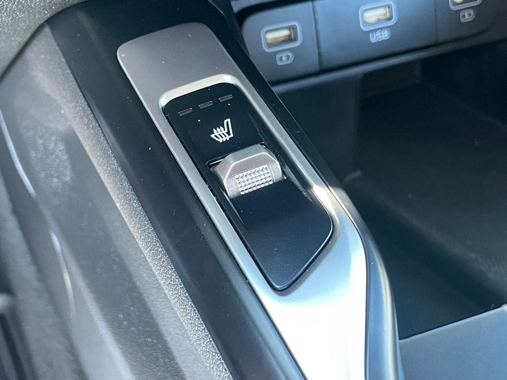 Vehicle image 21 of 34