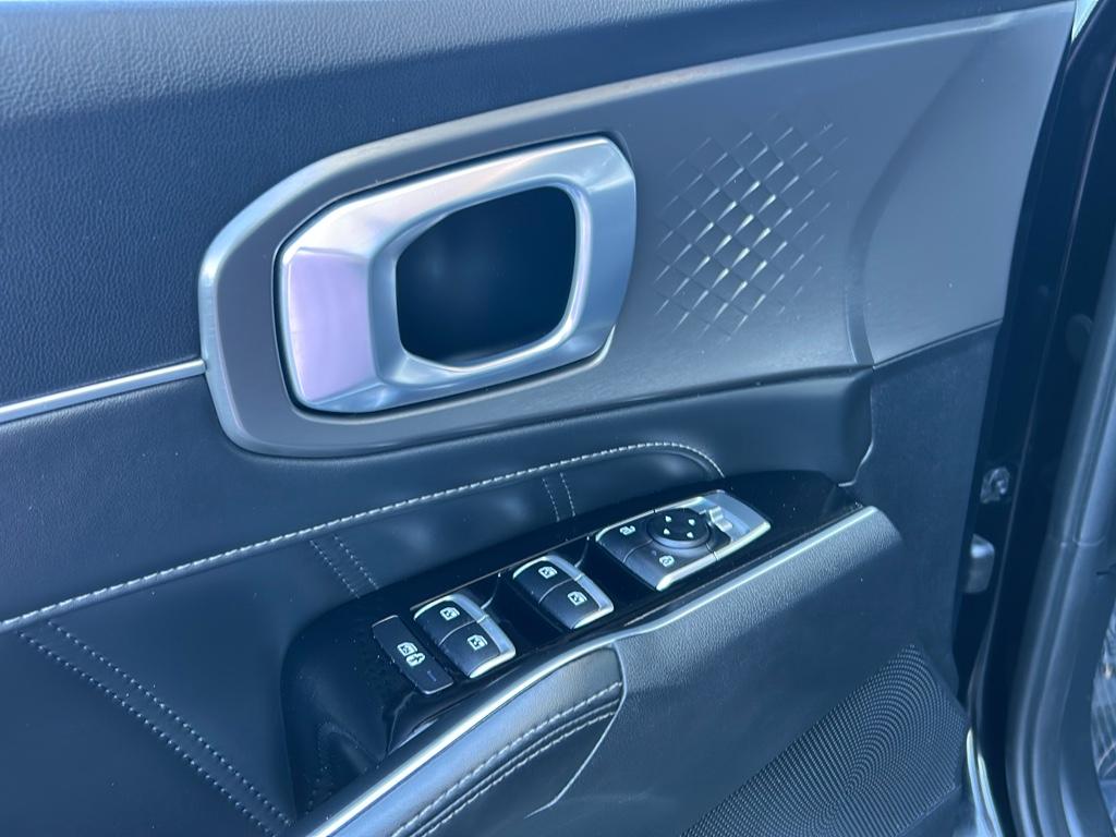 Vehicle image 23 of 31