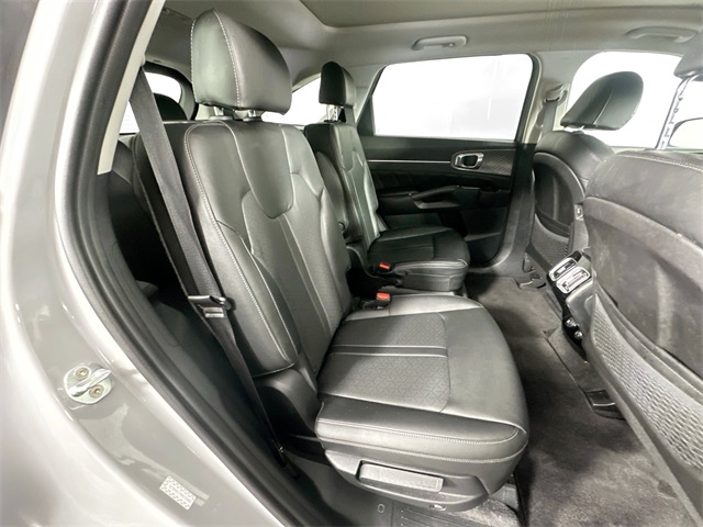 Vehicle image 31 of 42