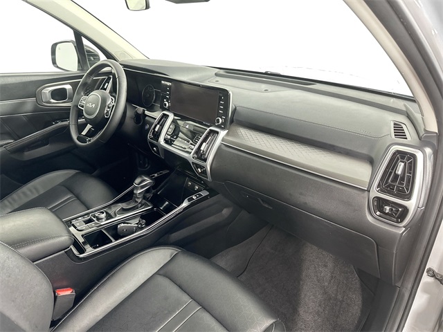 Vehicle image 33 of 42