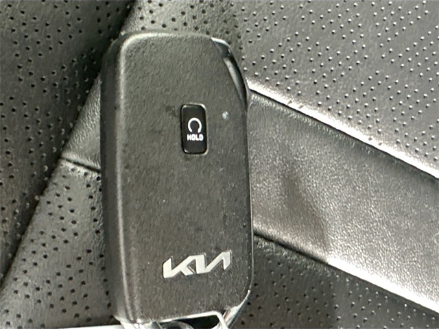 Vehicle image 18 of 42