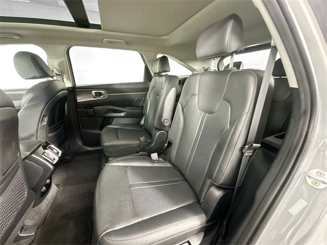 Vehicle image 27 of 42
