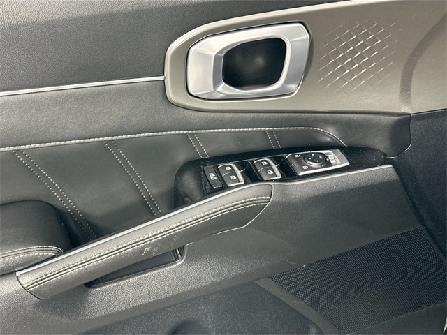 Vehicle image 26 of 42