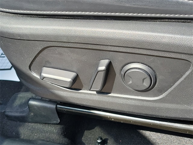 Vehicle image 6 of 33