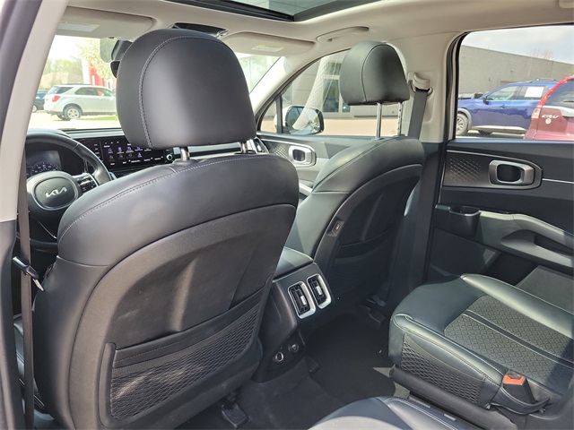 Vehicle image 28 of 33