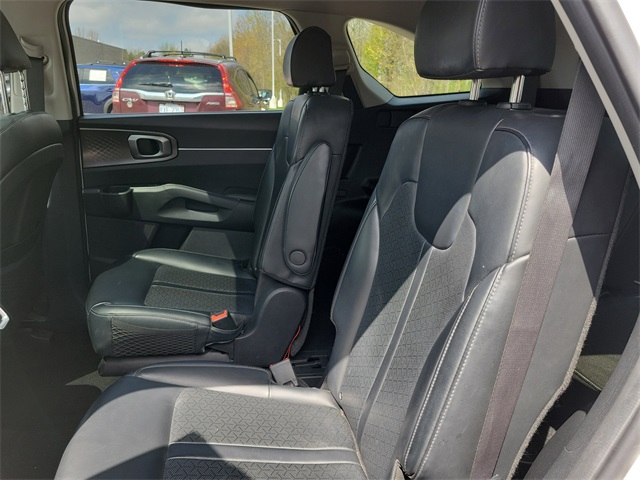 Vehicle image 27 of 33