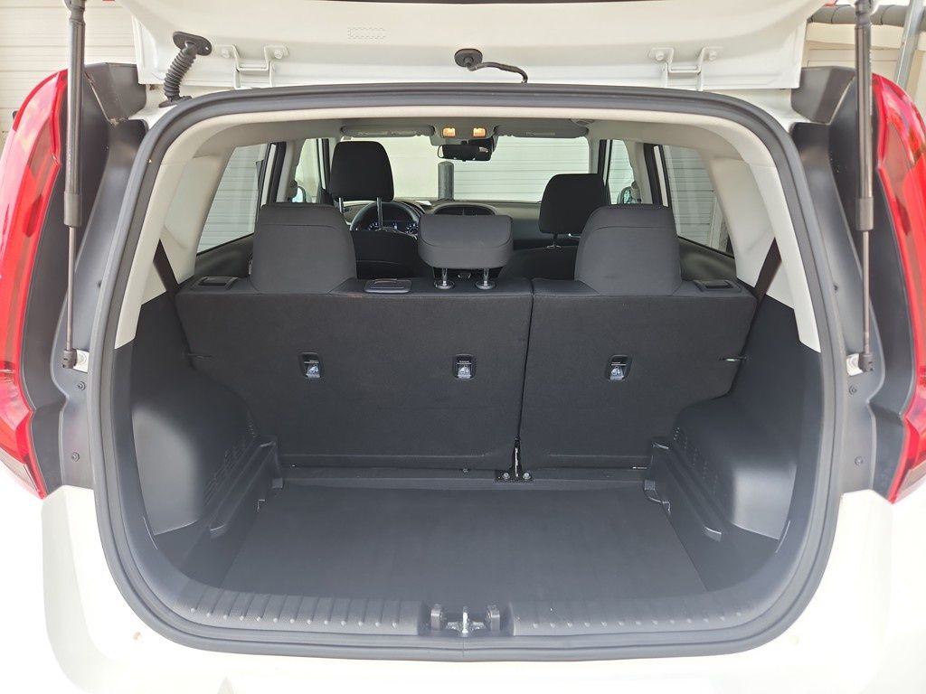 Vehicle image 25 of 27