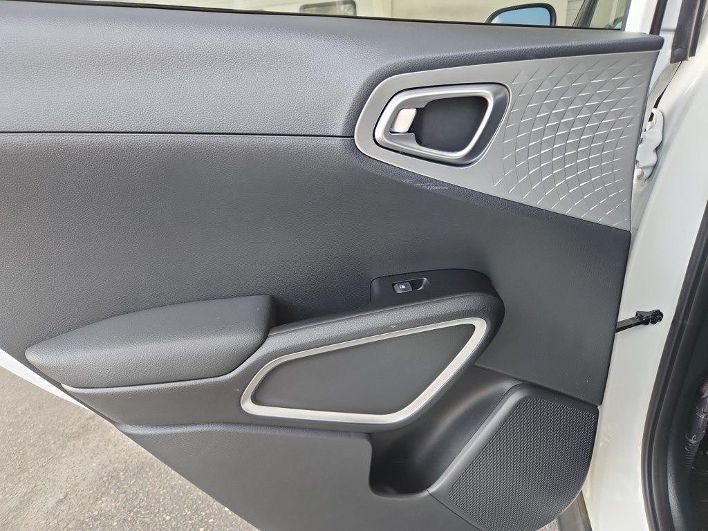 Vehicle image 23 of 27