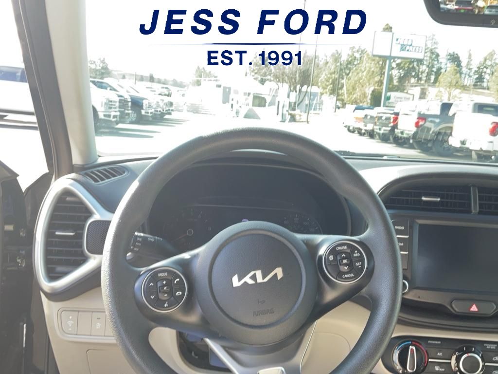 Vehicle image 11 of 17