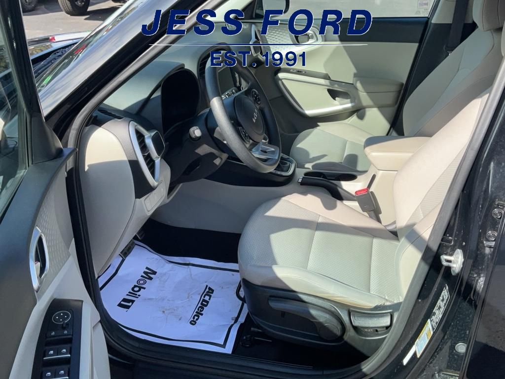 Vehicle image 9 of 17