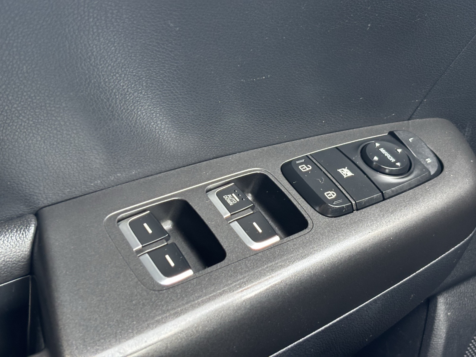 Vehicle image 18 of 25