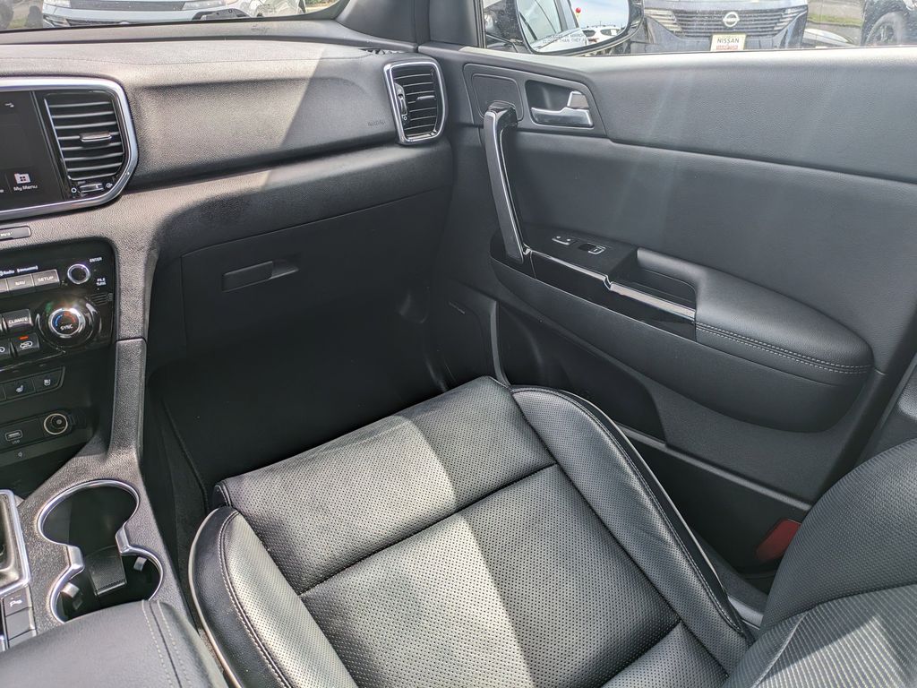 Vehicle image 17 of 28