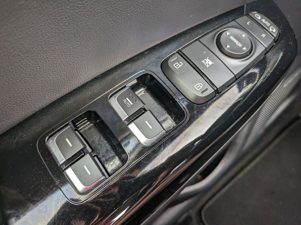 Vehicle image 23 of 28