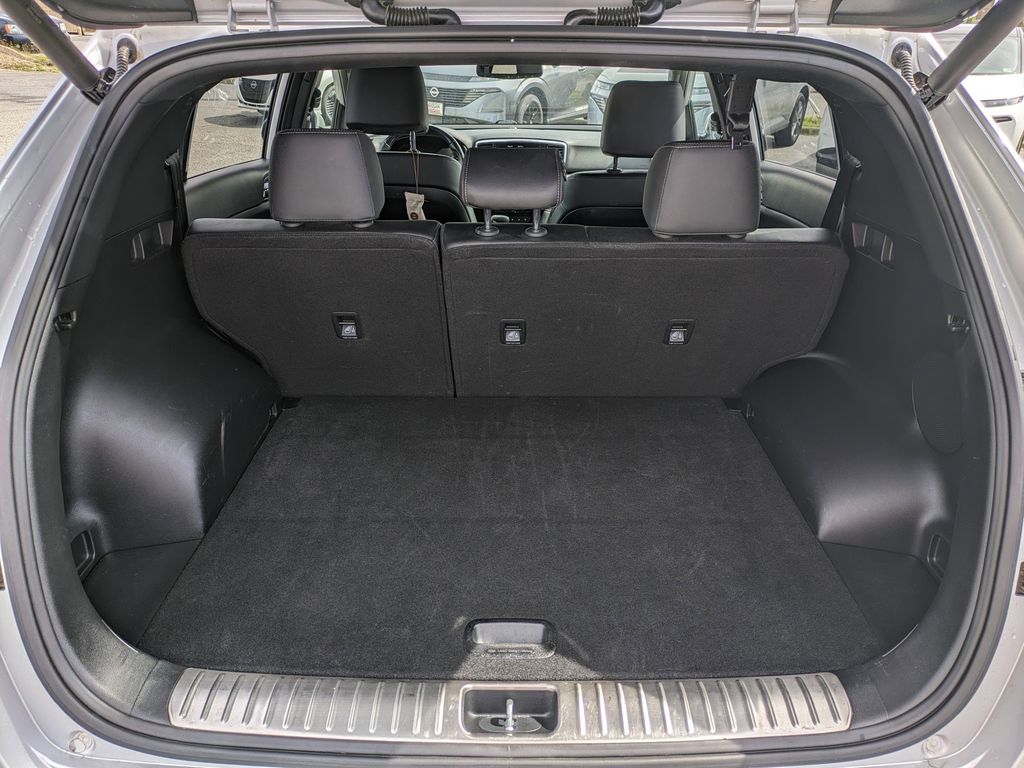 Vehicle image 13 of 28