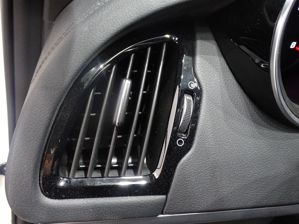 Vehicle image 28 of 39