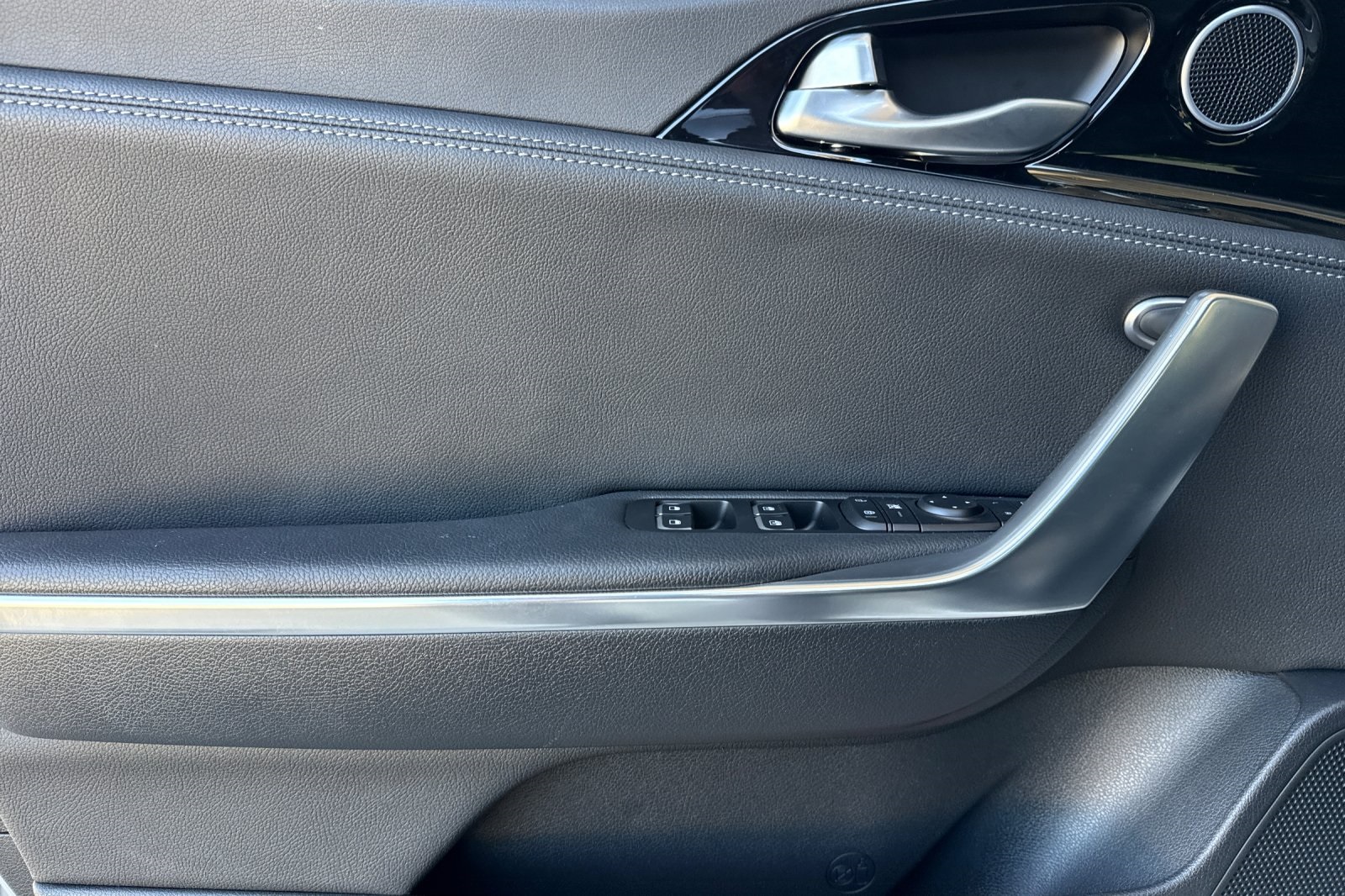 Vehicle image 10 of 61