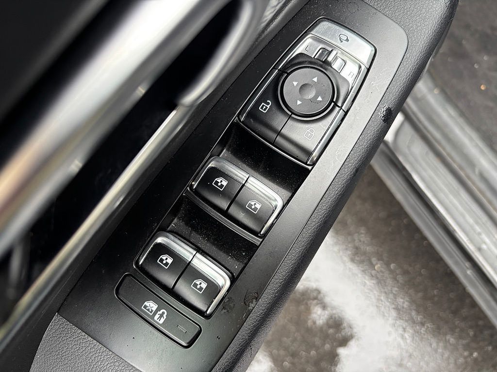 Vehicle image 28 of 31