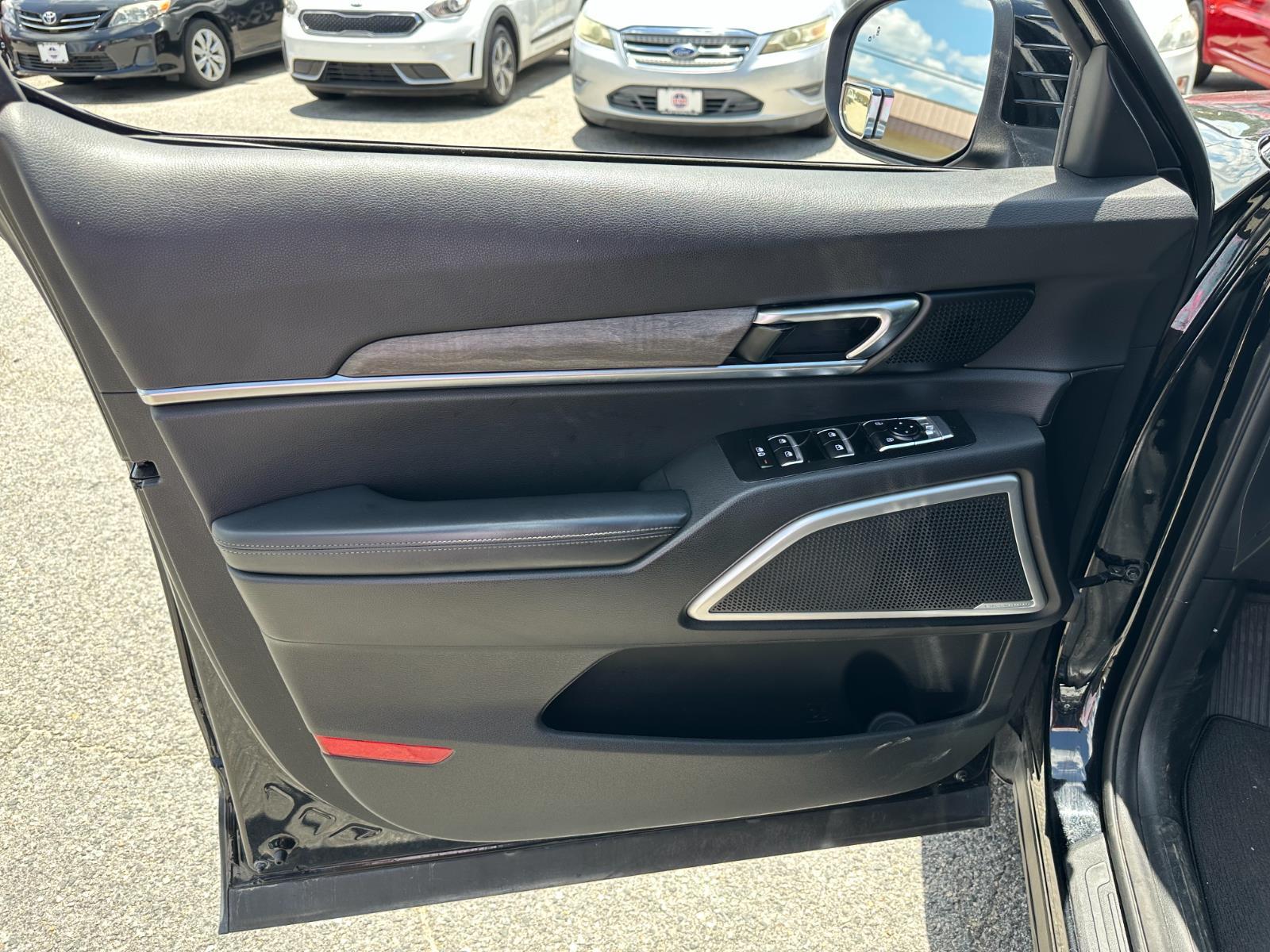 Vehicle image 25 of 34