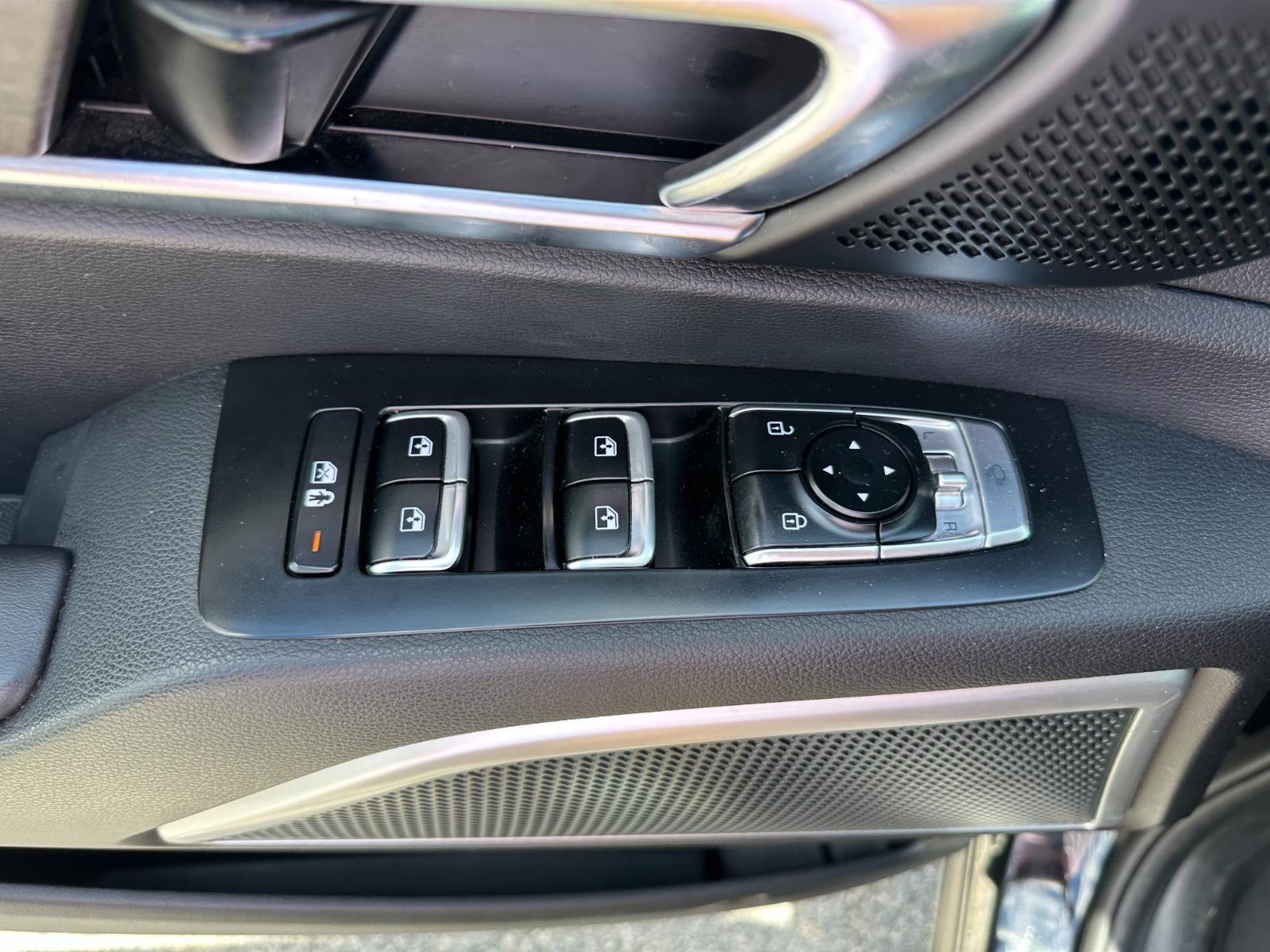 Vehicle image 33 of 34