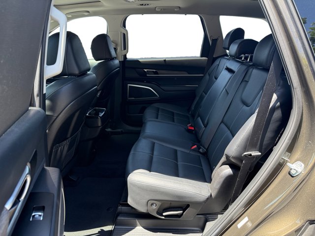 Vehicle image 16 of 21