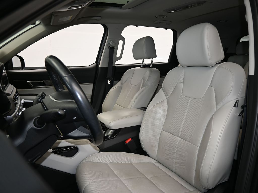 Vehicle image 33 of 69