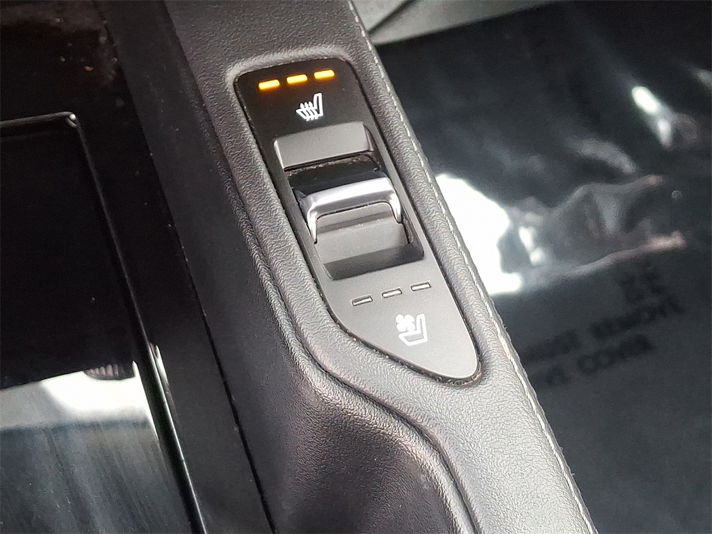 Vehicle image 26 of 32