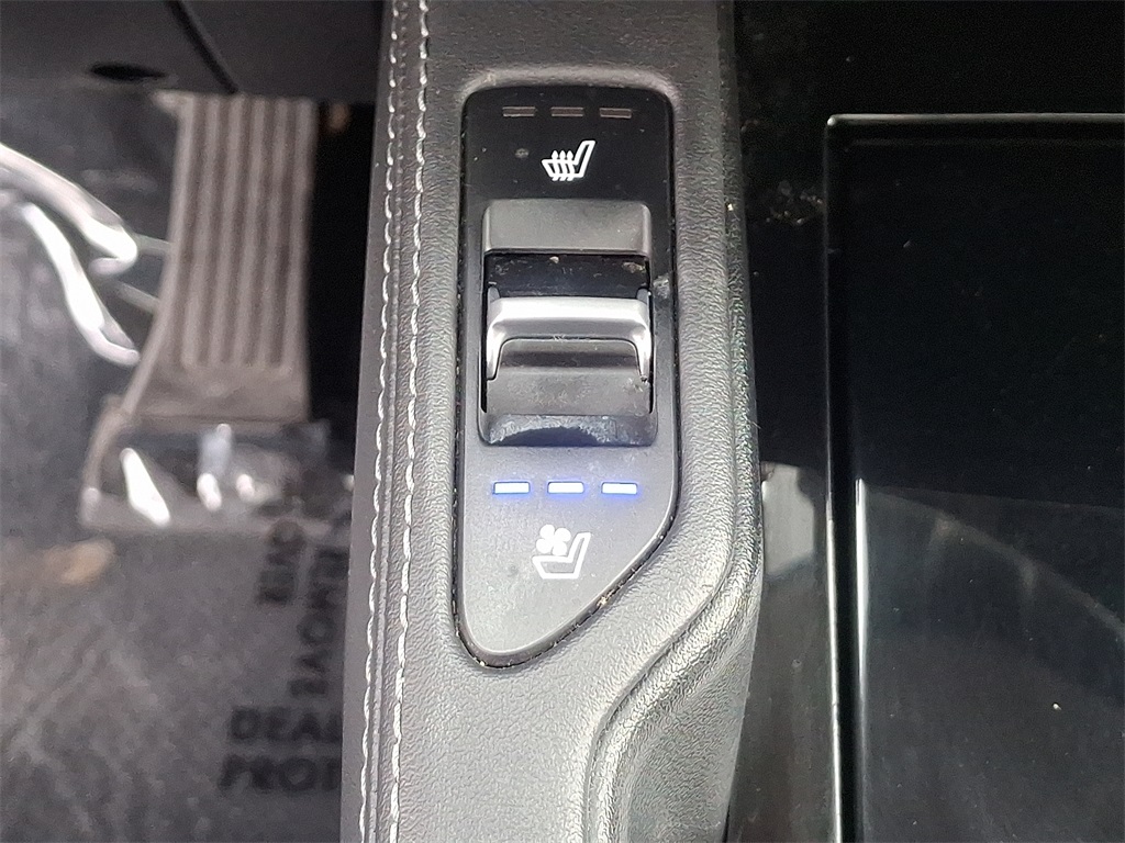 Vehicle image 25 of 32