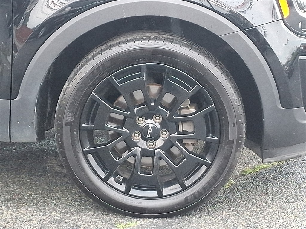 Vehicle image 8 of 32