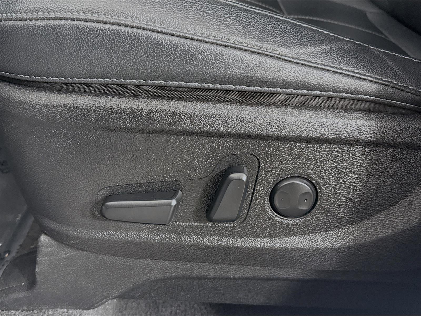 Vehicle image 33 of 51