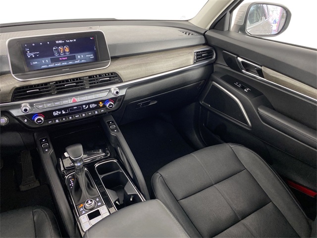 Vehicle image 27 of 33