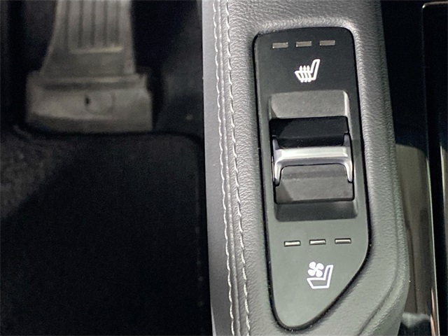 Vehicle image 18 of 33