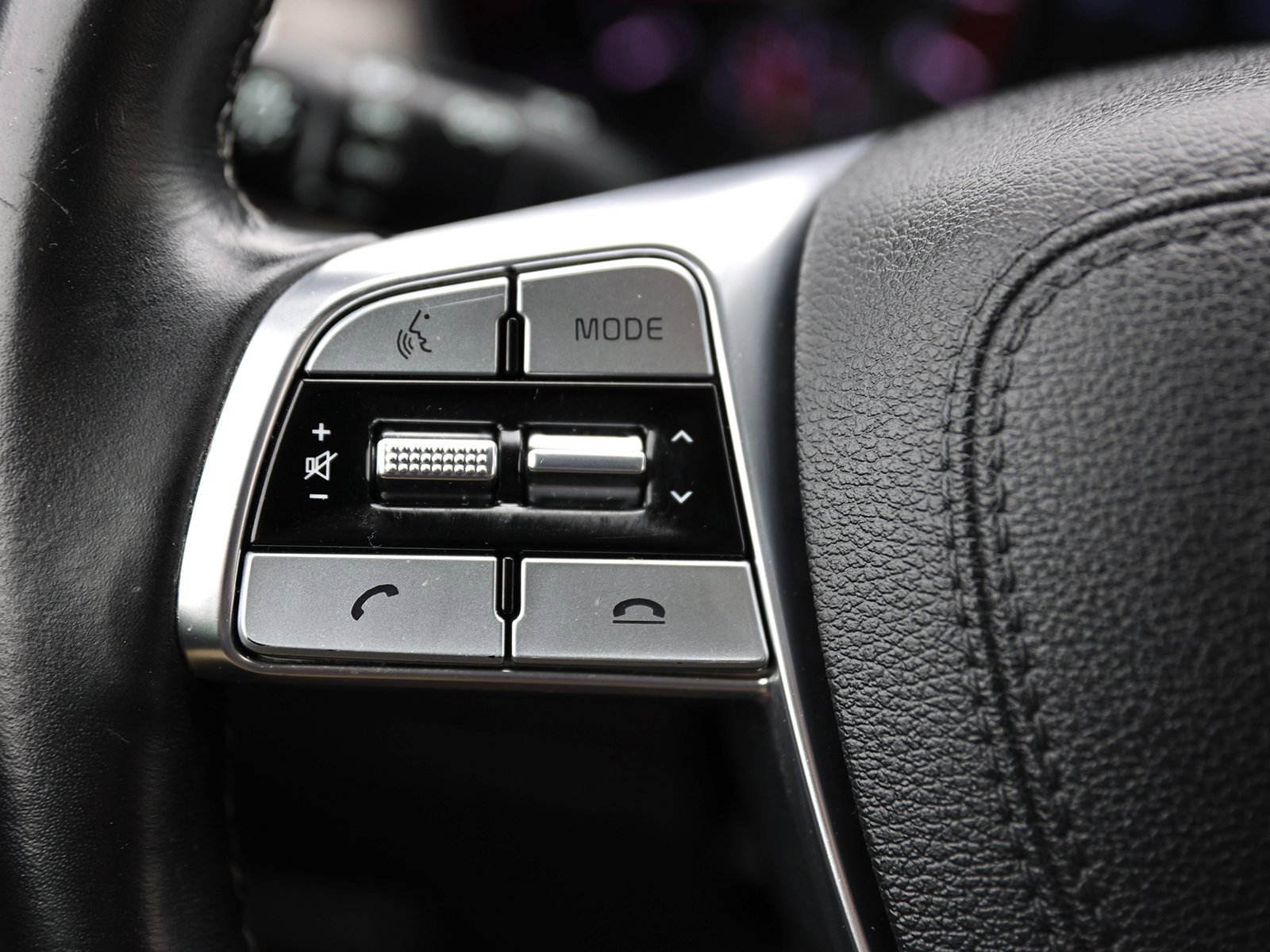 Vehicle image 41 of 44