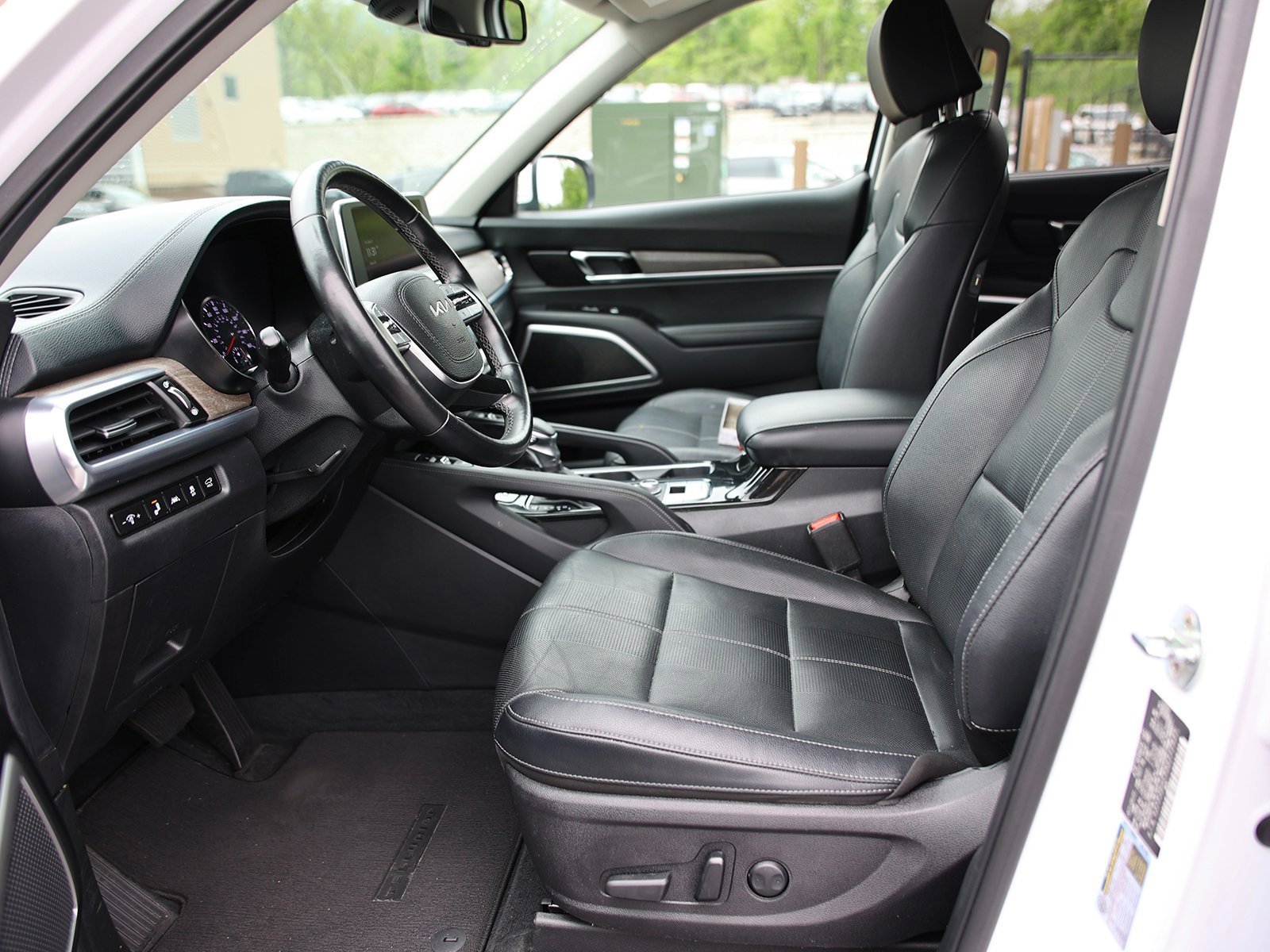 Vehicle image 19 of 44