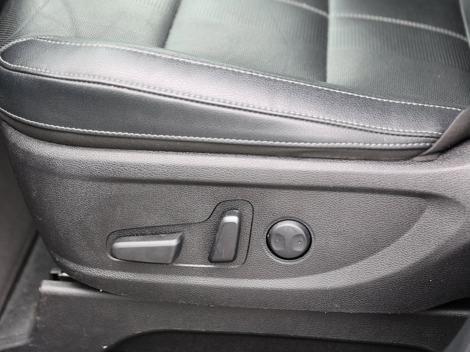Vehicle image 20 of 44