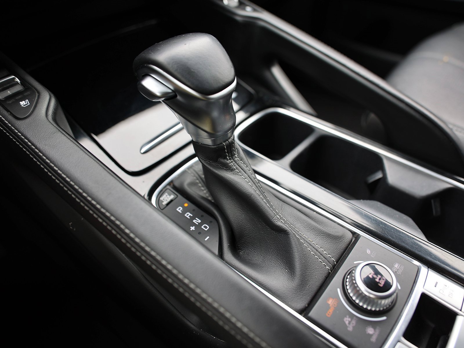 Vehicle image 32 of 44