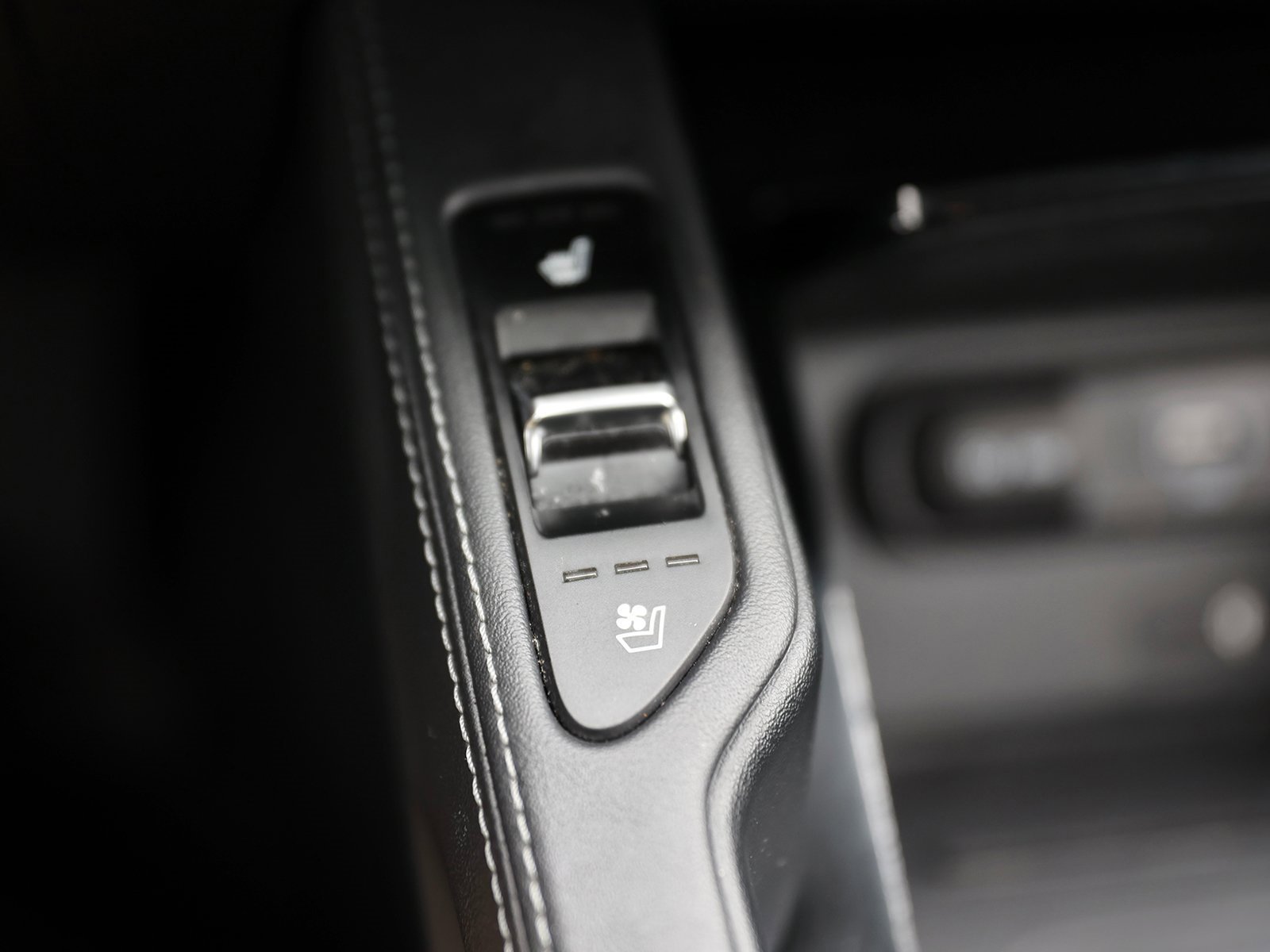Vehicle image 30 of 44
