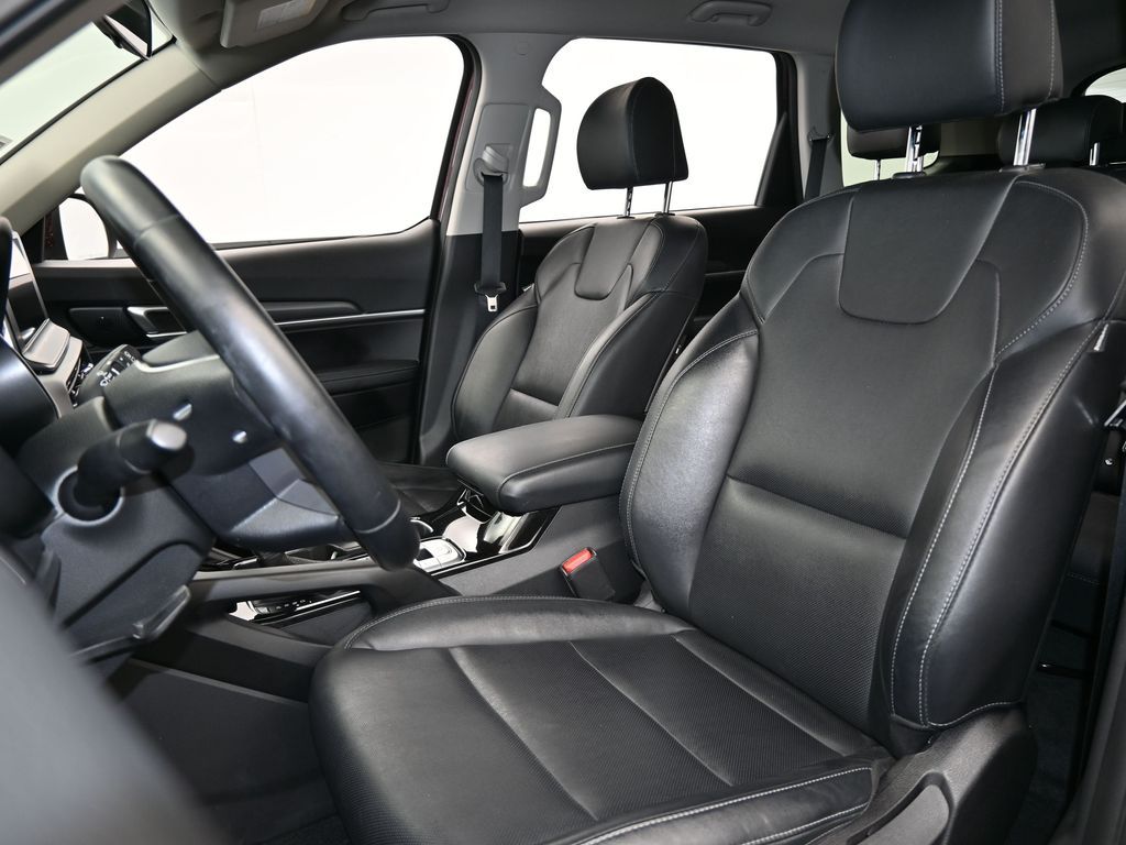 Vehicle image 32 of 66
