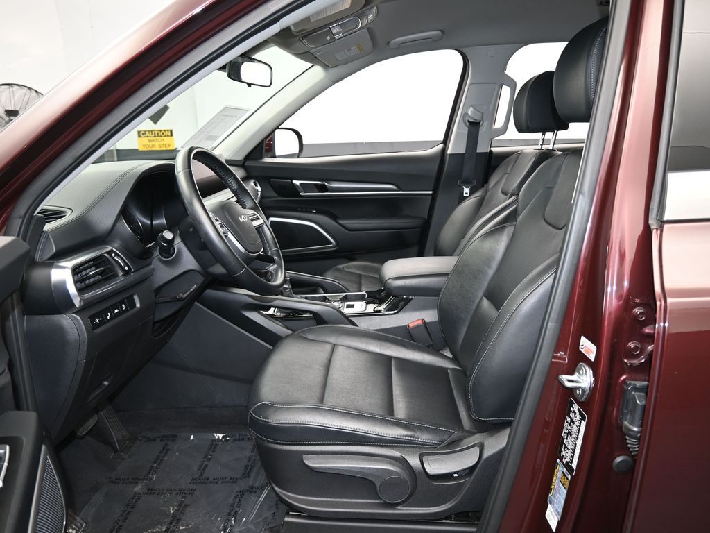 Vehicle image 33 of 66