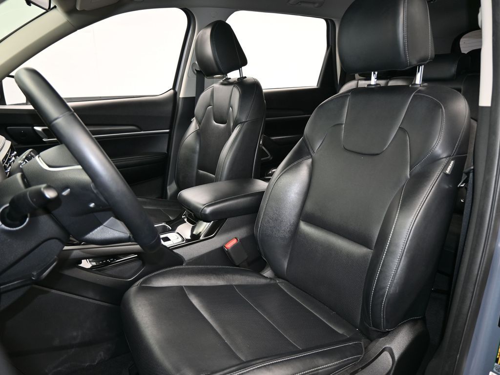 Vehicle image 32 of 66