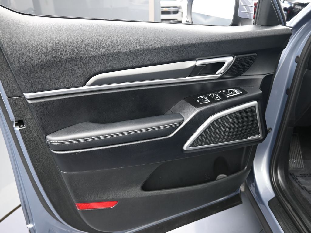 Vehicle image 37 of 66