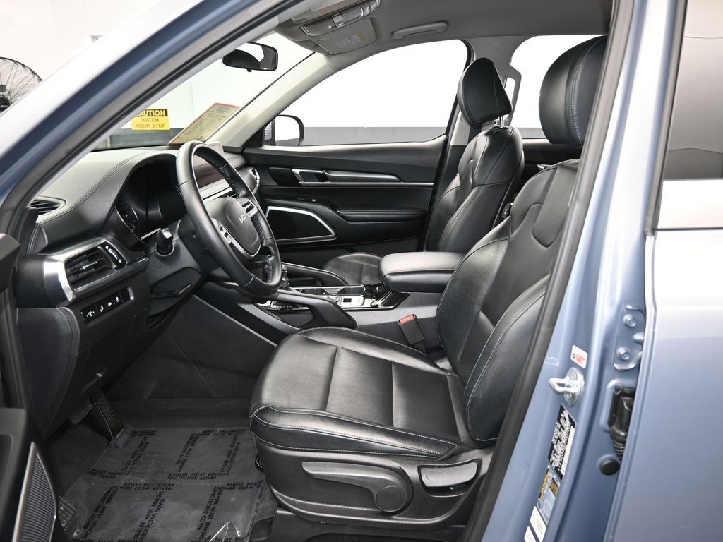 Vehicle image 33 of 66
